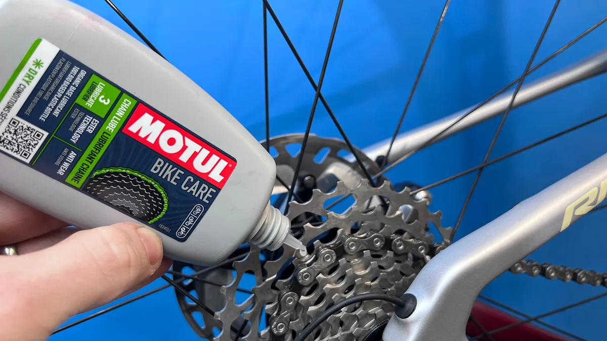 Chain lubrication procedure