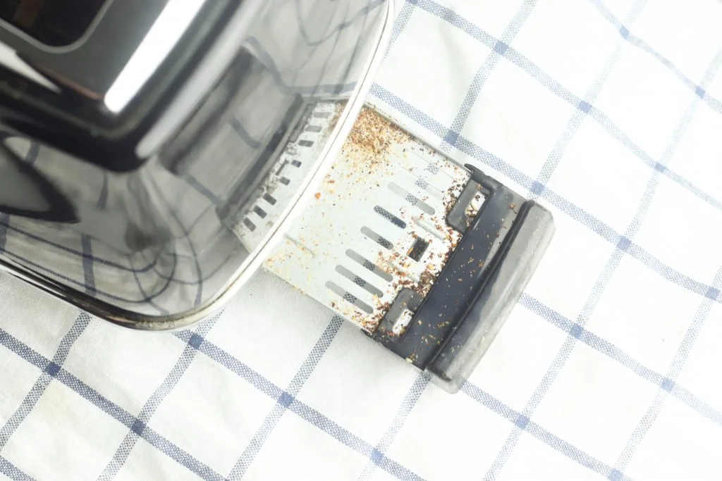 Crumbs jamming mechanism