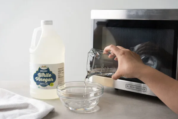 how to clean a microwave with vinegar