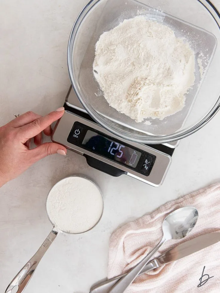 how to weigh flour with a kitchen scale