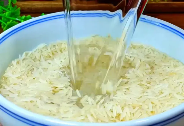 rinsing jasmine rice